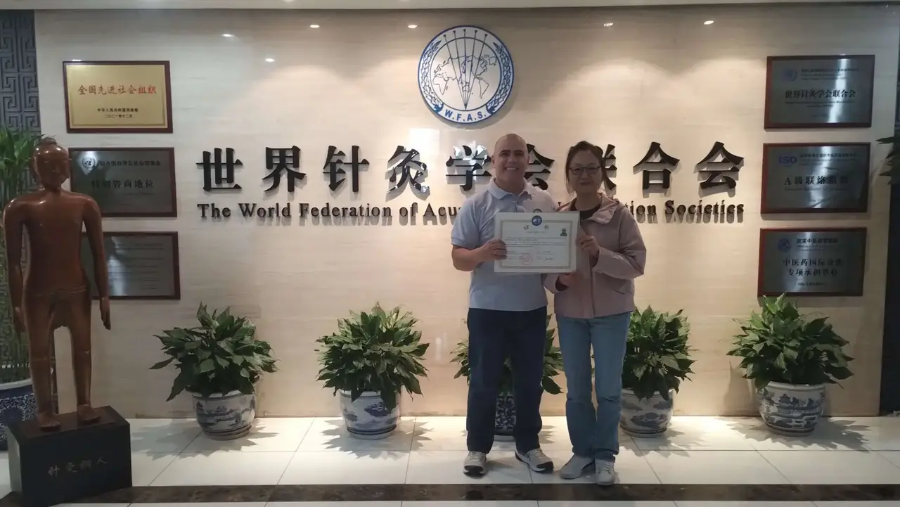 Aluno da EPAC recebendo certificado na sede da WFAS