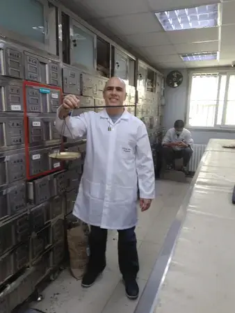 Aluno na farmácia de ervas medicinais