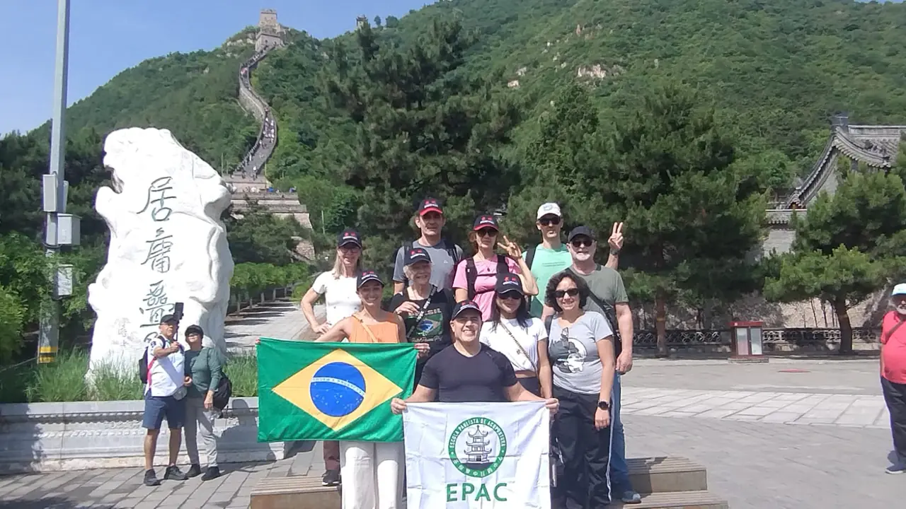 Grupo EPAC com bandeira do Brasil na Muralha da China